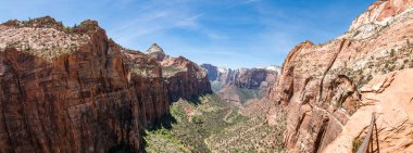 Angel 'ın öğle vakti Zion Vadisi' nin panoramik manzarasına inişi