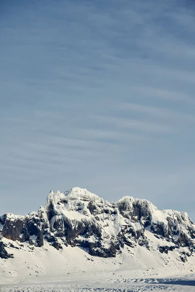 Fjärr Vilda Berg Stenar Täckta Med Vit Snö Blå Himmel — Stockfoto