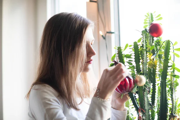 Jonge Vrouw Met Blond Haar Tweeling Celebraiting Kerst Met Eigen — Stockfoto