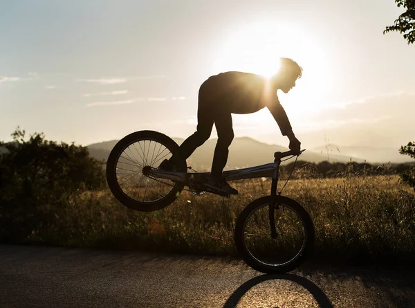 Persona Saltando Con Bicicleta Traves Del Sol — Stockfoto