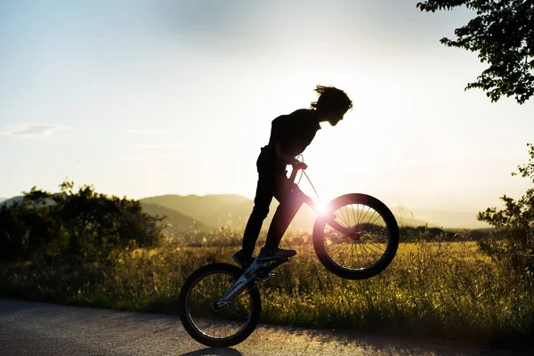 Persona Saltando Con Bicicleta Delante Del Sol — Stockfoto