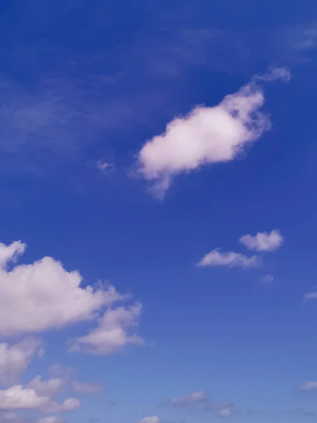 Tiro Vertical Céu Azul Nublado Dia Ensolarado Ótimo Para Papéis — Fotografia de Stock