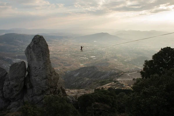 Bir Adam Gün Batımında Bir Dağ Bölgesindeki Bir Vadide Yüksek — Stok fotoğraf