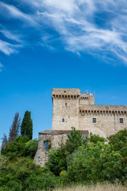 Narni, İtalya 23 Mayıs 2020: Narni tepesindeki Albornoz Kalesi Ternana Havzası panoramik manzaralı