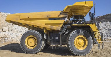 Madencilik traktörü açık madencilikte çalışıyor.