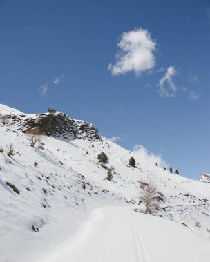 Karda insan ayak izleri var.