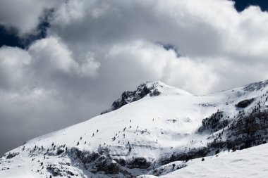 Kara bulutlu karlı bir yer.
