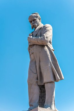 Dnipro, Ukrayna 07.18.2020. Güneşli bir yaz gününde Dnipro, Ukrayna 'daki Taras Shevchenko Manastırı anıtı