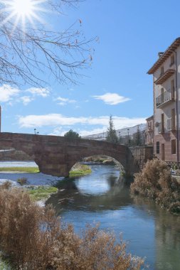 İspanya 'nın Guadalajara eyaletindeki Molina de Aragon kasabasında bulunan karlı bir manzara.