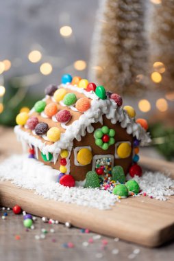 Şekerleme ve kremayla süslenmiş zencefilli kurabiye evinin kapağını kapatın..