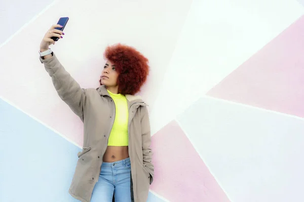 Beautiful Woman Afro Hair Making Selfie Her Smartphone — 图库照片
