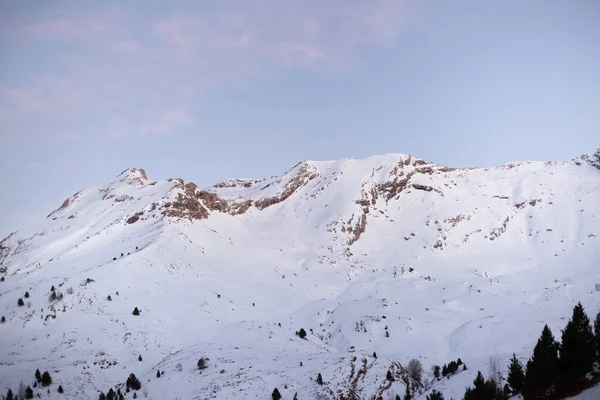 Besneeuwde Piek Met Heldere Lucht — Stockfoto