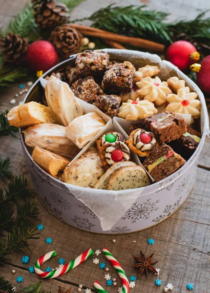 Primo Piano Stagno Rotondo Biscotti Natale Con Arredamento Festivo — Foto Stock