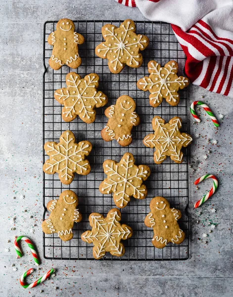 Sopra Testa Biscotti Pan Zenzero Sul Portacavi Sul Bancone Grigio — Foto Stock