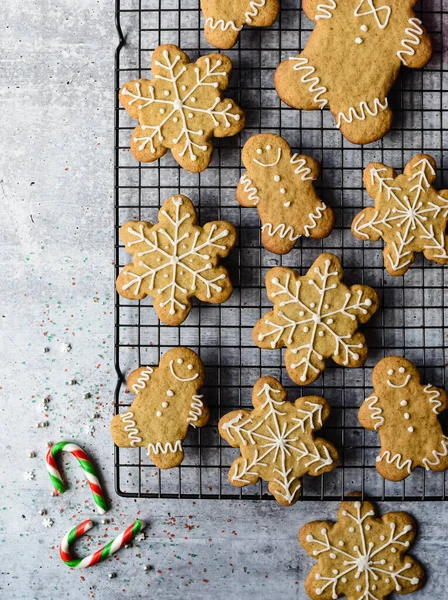 Sopra Testa Biscotti Pan Zenzero Sul Portacavi Sul Bancone Grigio — Foto Stock