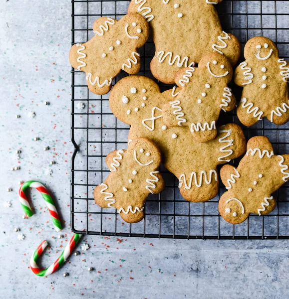 Sopra Testa Biscotti Pan Zenzero Sul Portacavi Sul Bancone Grigio — Foto Stock