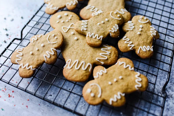 Avvicinamento Dei Biscotti Pan Zenzero Sul Portacavi Sul Bancone Grigio — Foto Stock