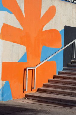 modern duvar yazıları taş merdivenlerde.