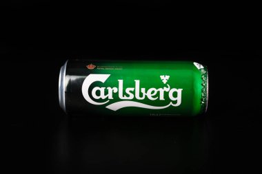 Carlsperg birası siyah arka planda izole edilmiş. Bükreş, Romanya, 2021