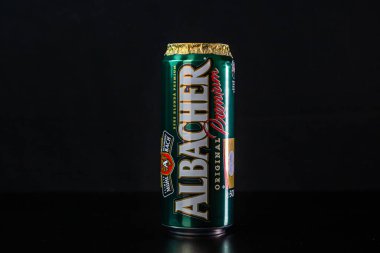 Albacher birası siyah arka planda izole edilmiş. Bükreş, Romanya, 2021