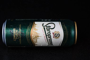 Staropramen birası siyah arka planda izole edilmiş. Bükreş, Romanya, 2021