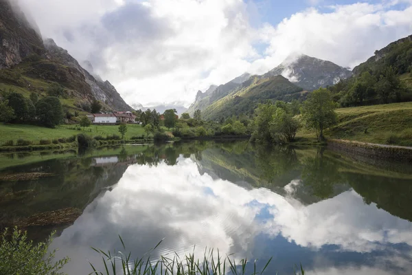 Lago Atrás Montanhas Parque Nacional Somiedo — Fotografia de Stock