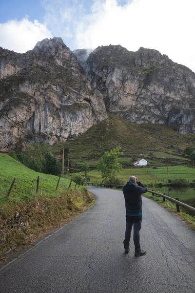 Homme Photographiant Les Montagnes Dans Parc National Somiedo — Photo