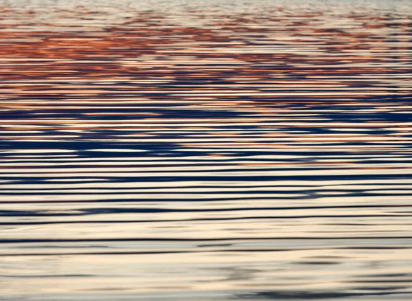 Sakin Göletin Temiz Suları Doğada Akşam Saatlerinde Dalgalanır Günbatımını Yansıtır — Stok fotoğraf