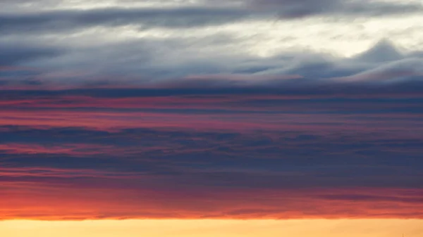 Tjocka Lager Moln Flyter Ljus Solnedgång Himmel Lugn Kväll Naturen — Stockfoto