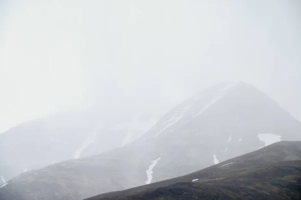 Steep Snowy Slopes Rocky Mountains Sharp Peaks Hidden Gray Foggy — Stock Photo, Image