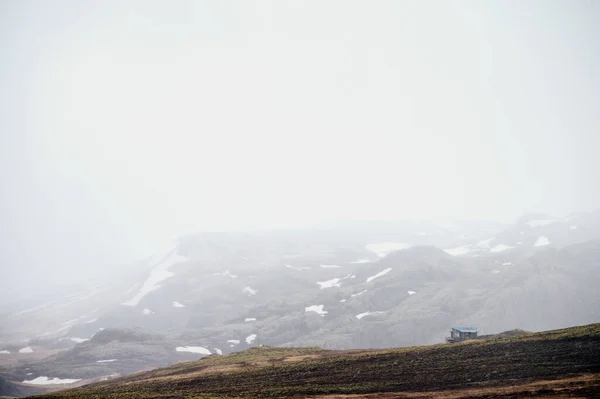 Distant Cottage Located Snowy Mountains Gloomy Cold Day Winter Nature — Stock Photo, Image