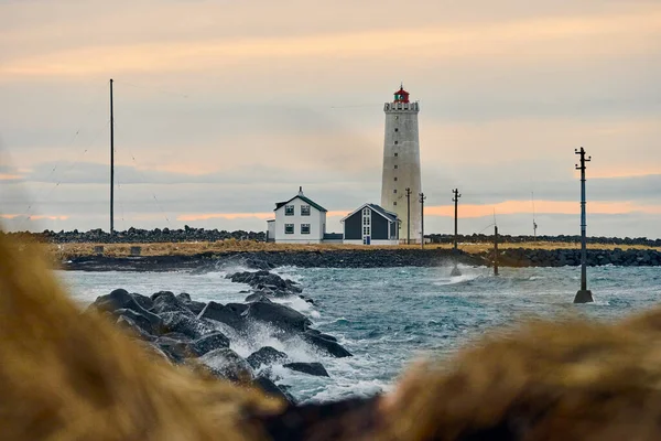 Leuchtturm Und Hütten Der Küste Der Nähe Stürmischer See Und — Stockfoto