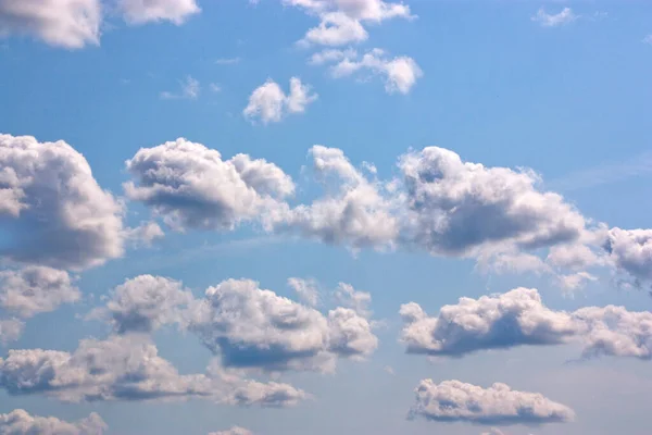 蓝天和一些云彩 — 图库照片