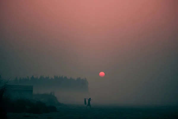 일출시에 밭에서 사람들의 실루엣 — 스톡 사진