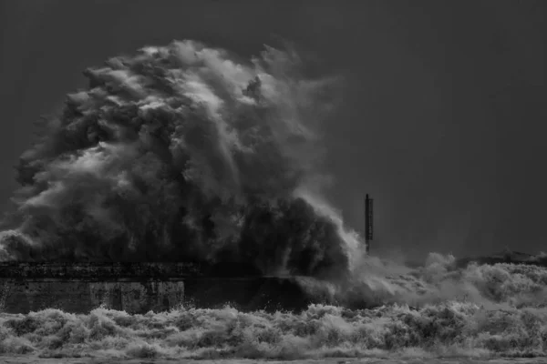 Big Wave Splashing Dock — Stock Photo, Image