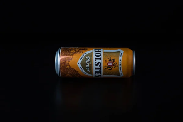 Holsten Lata Cerveja Isolada Fundo Preto Bucareste Roménia 2021 — Fotografia de Stock