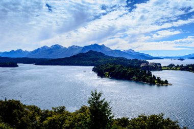 Mart ayında Bariloche Gölü 'nde. Güneşli. Su, çam ağaçları.