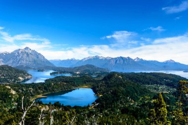 Mart ayında Bariloche Gölü 'nde. Güneşli. Su..