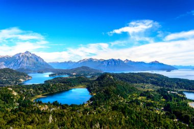 Mart ayında Bariloche Gölü 'nde. Güneşli. Su ve çam ağaçları.
