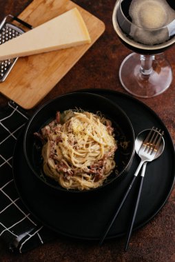 Klasik İtalyan Carbonara Makarnası. Tangliatelle spa ile süslenmiş.