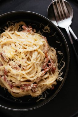 Klasik İtalyan Carbonara Makarnası. Tangliatelle spa ile süslenmiş.