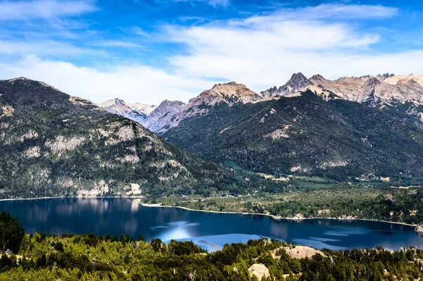 Paisagem Lago Entre Montanhas Vigia Ensolarado Pinhos Vegetação — Fotografia de Stock
