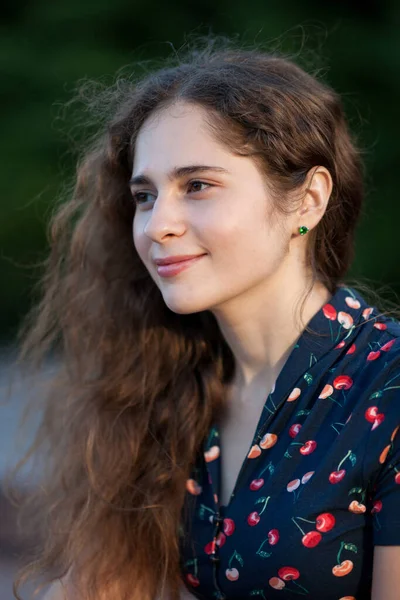 Mooie Vrouw Poseren Met Weinig Rode Tas — Stockfoto