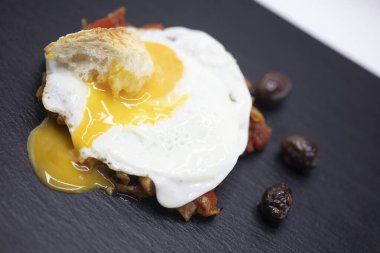 Yemek tabağı ve yumurta.