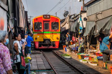 Yavaş Giden Tren Tayland 'daki Tren Pazarı' nda Yuvarlanıyor