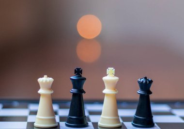 Ön planda plastik satranç taşları