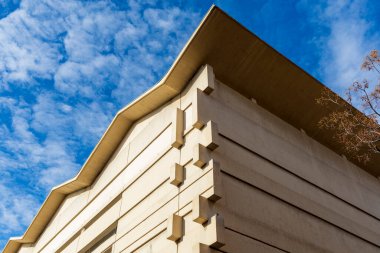 Güzel bir köşe, orijinal çatısı ve arkasında mavi gökyüzü var.