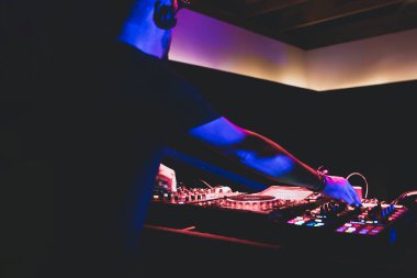 DJ diskoda müzik çalıyor.