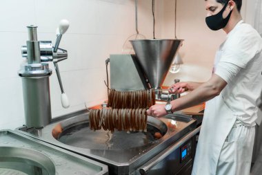 Garson servis için churro 'ları çıkarıyor.