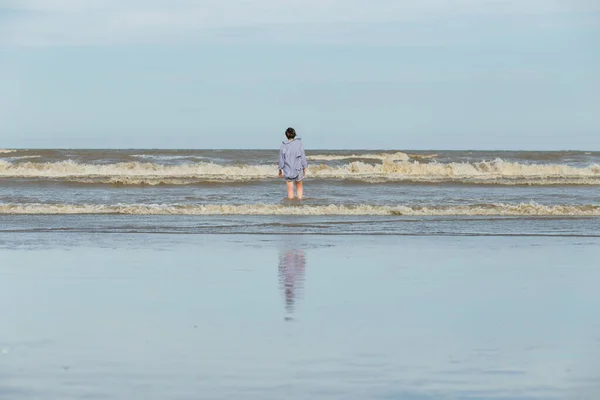 Дівчина Стоїть Березі Океану Дивиться Відстань — стокове фото